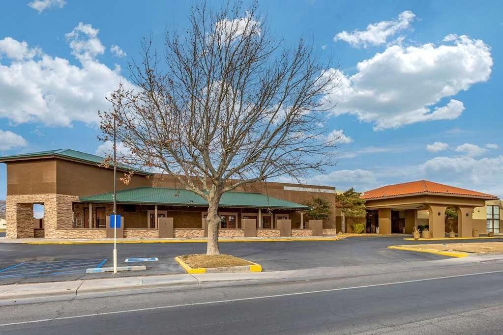 Clarion Inn & Suites, Roswell Exterior photo